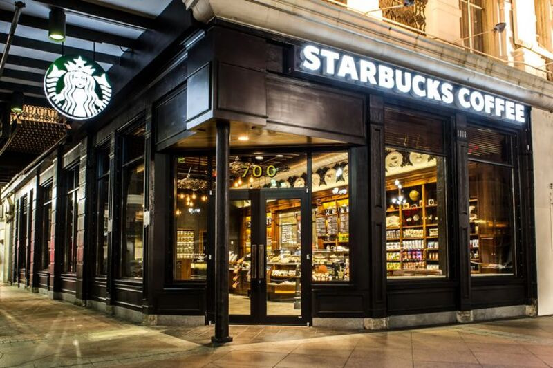 Cửa hàng Starbucks có thiết kế nổi bật khi sử dụng cửa inox kính Savax Door
